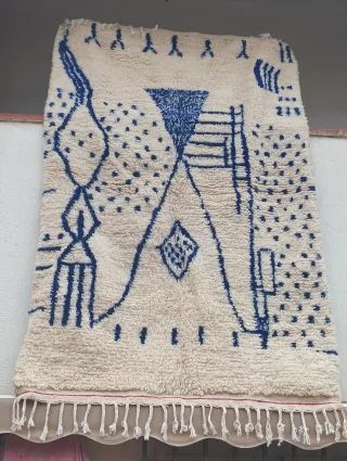 Alfombra de lana con diseño azul y blanco