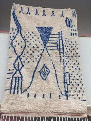 Alfombra de lana con diseño azul y blanco