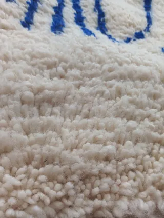 Alfombra de lana con diseño azul y blanco