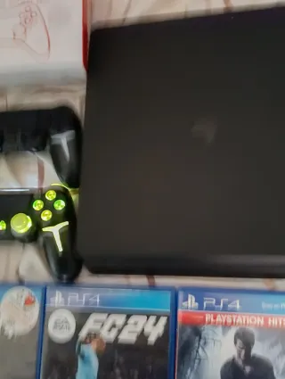 PS4 Negra + 2 Mandos + 4 Juegos