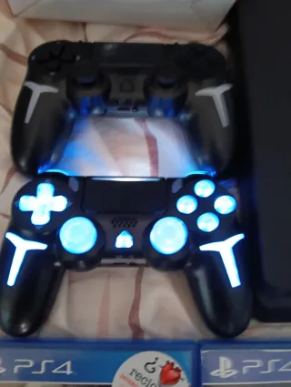 PS4 Negra + 2 Mandos + 4 Juegos