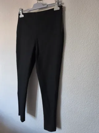 Pantalones negros con cremallera dorada