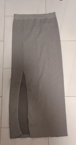 Falda larga gris con abertura