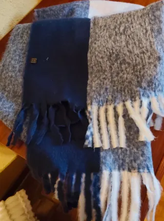 Bufanda azul y blanca