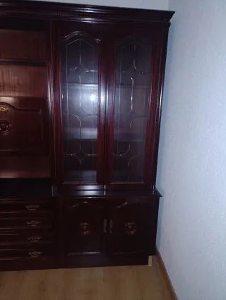 Mueble de salón de madera con vitrinas