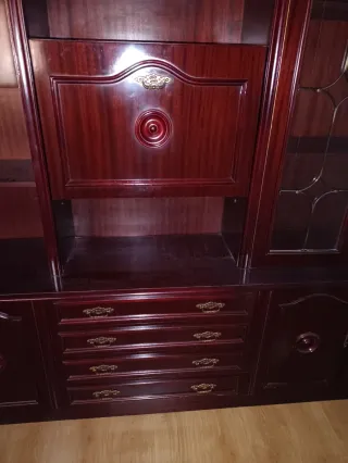 Mueble de salón de madera con vitrinas