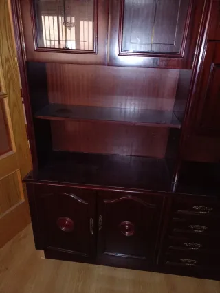 Mueble de salón de madera con vitrinas