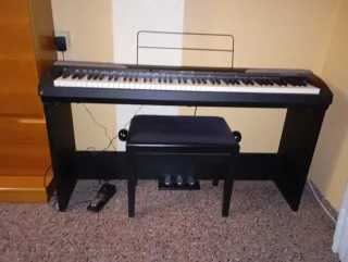 Piano digital con banqueta y pedales