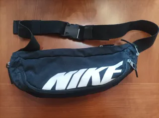 Riñonera Nike Negra y Blanca
