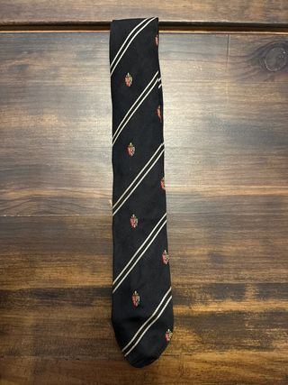 Corbata negra con detalles dorados