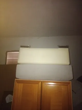 Sofá beige de plástico