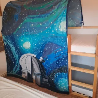 Litera de madera con colchones