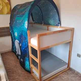 Litera de madera con colchones