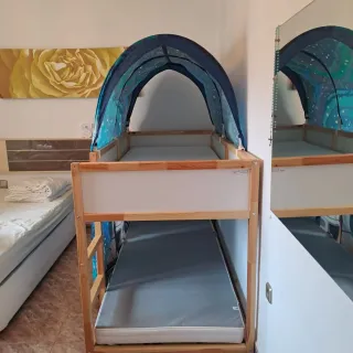 Litera de madera con colchones