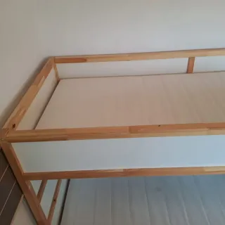 Litera de madera con colchones