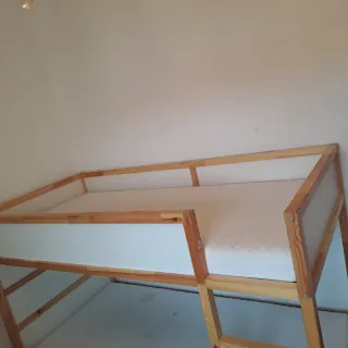 Litera de madera con colchones