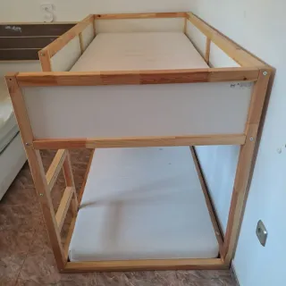 Litera de madera con colchones