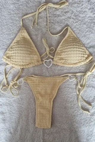 Bikini amarillo con corazón