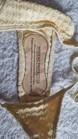 Bikini amarillo con corazón