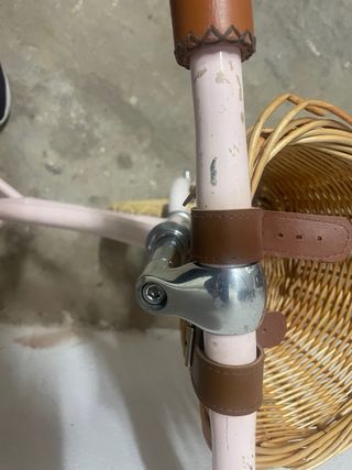 Bici sin pedales BANWOOD rosa con cesta mimbre y