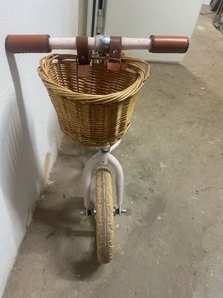 Bici sin pedales BANWOOD rosa con cesta mimbre y