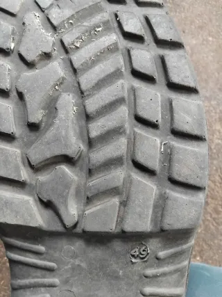 Botas de trabajo grises y naranjas