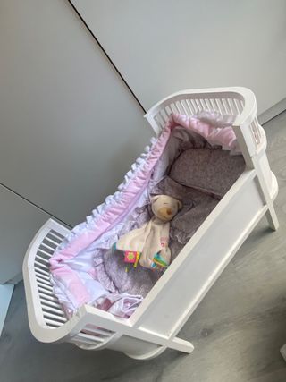 Cuna de juguete con ropa de cama