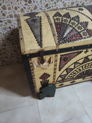 Arcón antiguo forrado