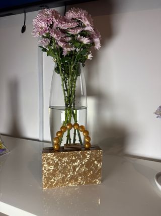 Bolso de mano dorado con cuentas