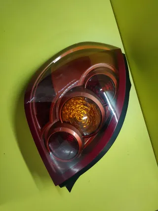 PILOTO TRASERO IZQUIERDO NISSAN ALMERA II