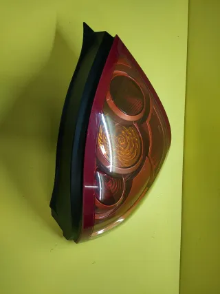 PILOTO TRASERO IZQUIERDO NISSAN ALMERA II