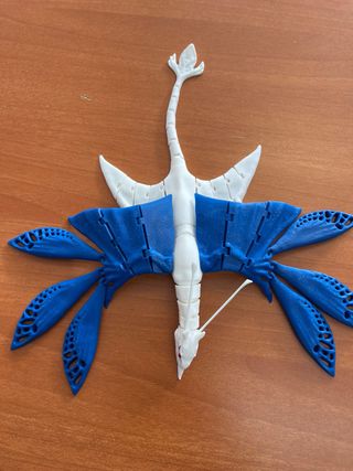 Figura articulada de dragón azul y blanco