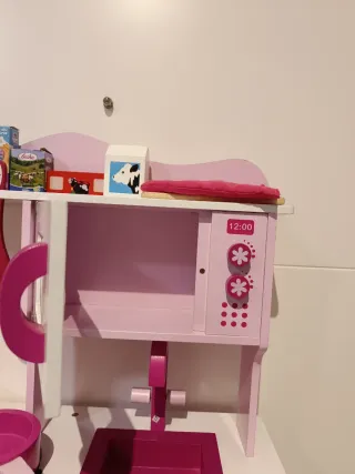 Cocinita de madera rosa con accesorios a juego