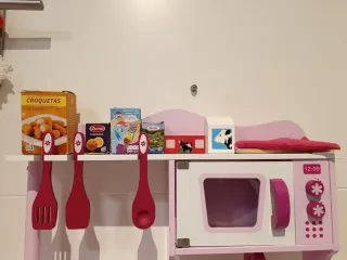 Cocinita de madera rosa con accesorios a juego