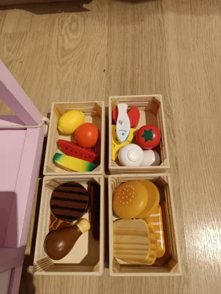 Cocinita de madera rosa con accesorios a juego