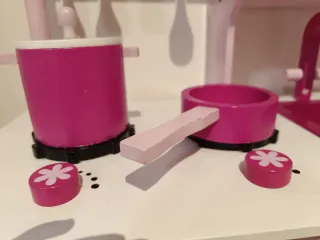 Cocinita de madera rosa con accesorios a juego