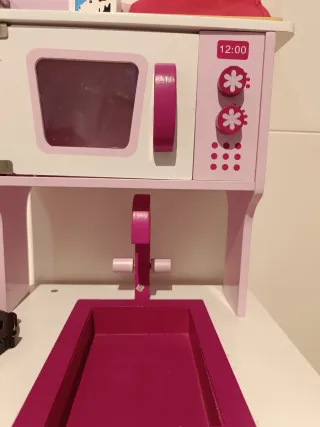 Cocinita de madera rosa con accesorios a juego