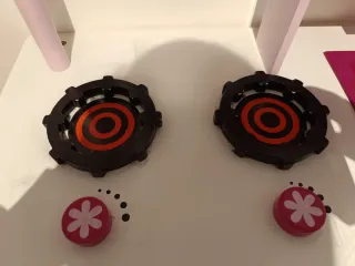 Cocinita de madera rosa con accesorios a juego