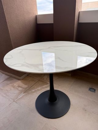 Mesa redonda mármol blanco y base negra