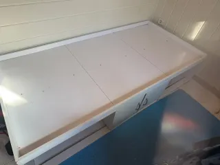 Cama infantil blanca de madera