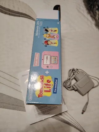 Nintendo Caja  2DS Tomodachi Life Rosa