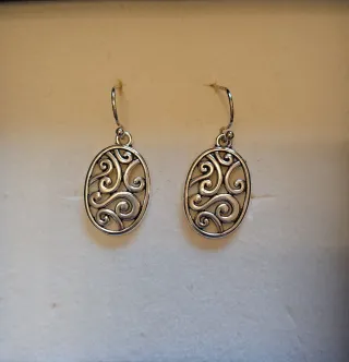 Pendientes ovalados plateados con filigrana