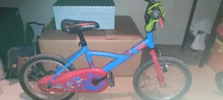 Bicicleta infantil azul y roja