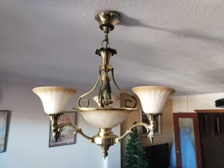 Lámpara de salón dorada y de cristal