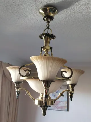 Lámpara de salón dorada y de cristal