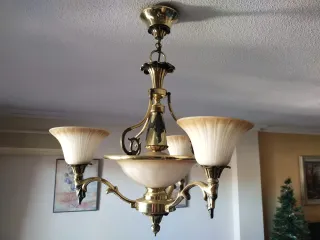 Lámpara de salón dorada y de cristal