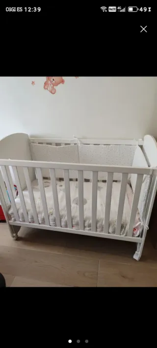 Cuna de bebé blanca con osito