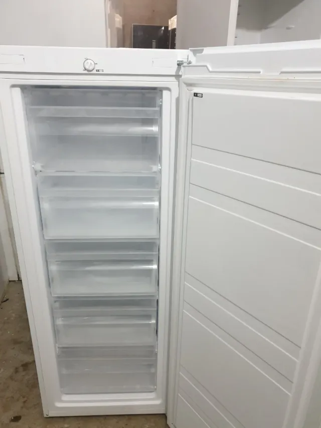 Congelador vertical Artica 1.43m x 54cm