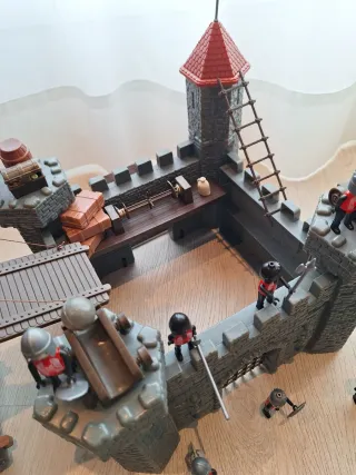 Castillo medieval y barco pirata