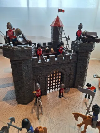 Castillo medieval y barco pirata